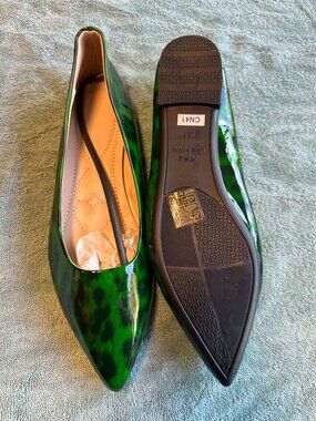 Women's green leopard print pointed-toe flats Size 9.